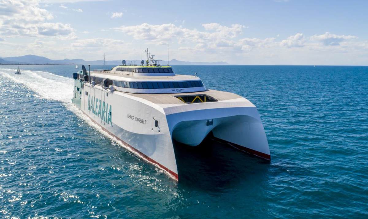 Ferry Eleanor Roosevelt de Baleària navegando hacia Ibiza, uno de los ferris rápidos más modernos del Mediterráneo.