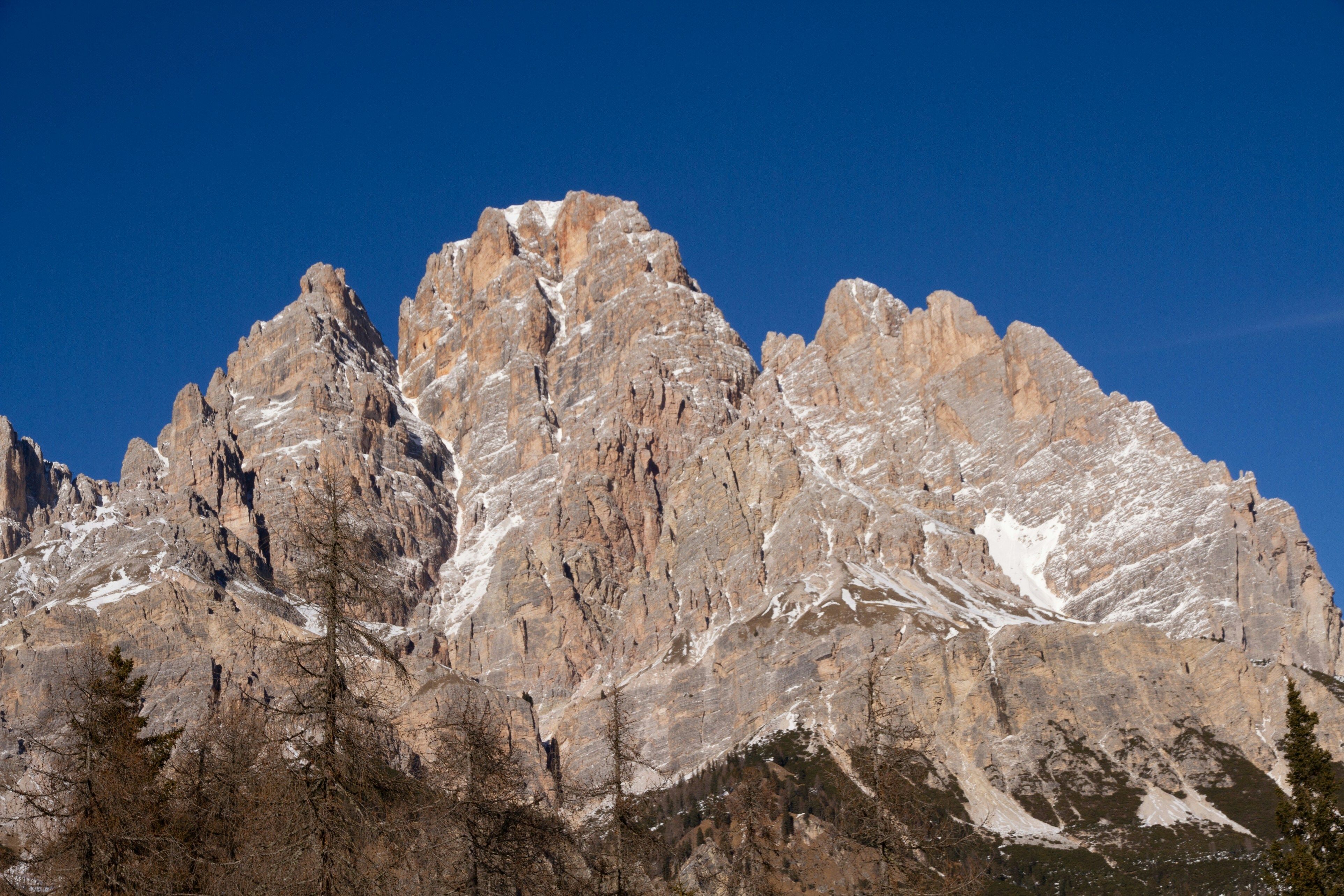 Cortina d'Ampezzo e le sue montagne roccioso innevate.