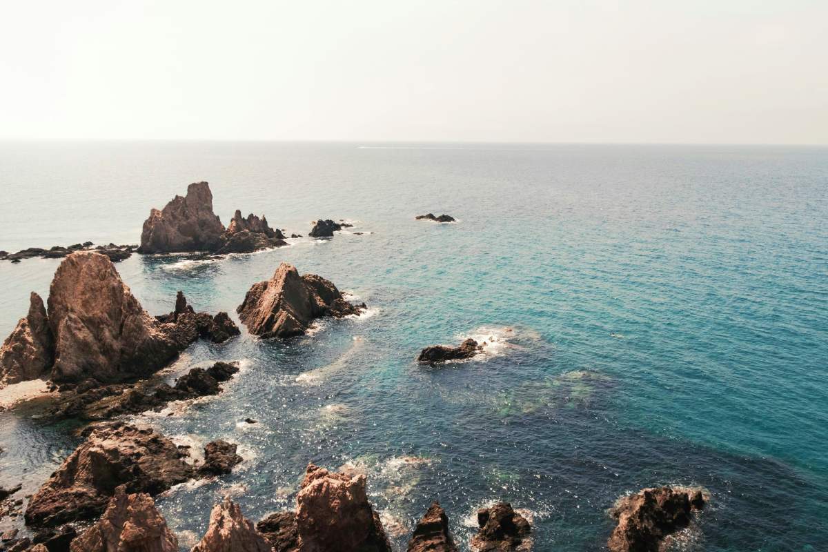 Acantilados y formaciones rocosas en el Arrecife de las Sirenas, Cabo de Gata, Almería.