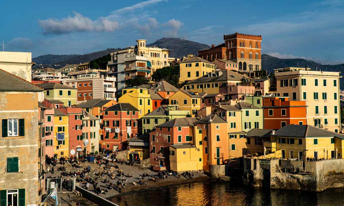 Barrio costero de Boccadasse en Génova, con casas de colores frente al mar y ambiente mediterráneo.