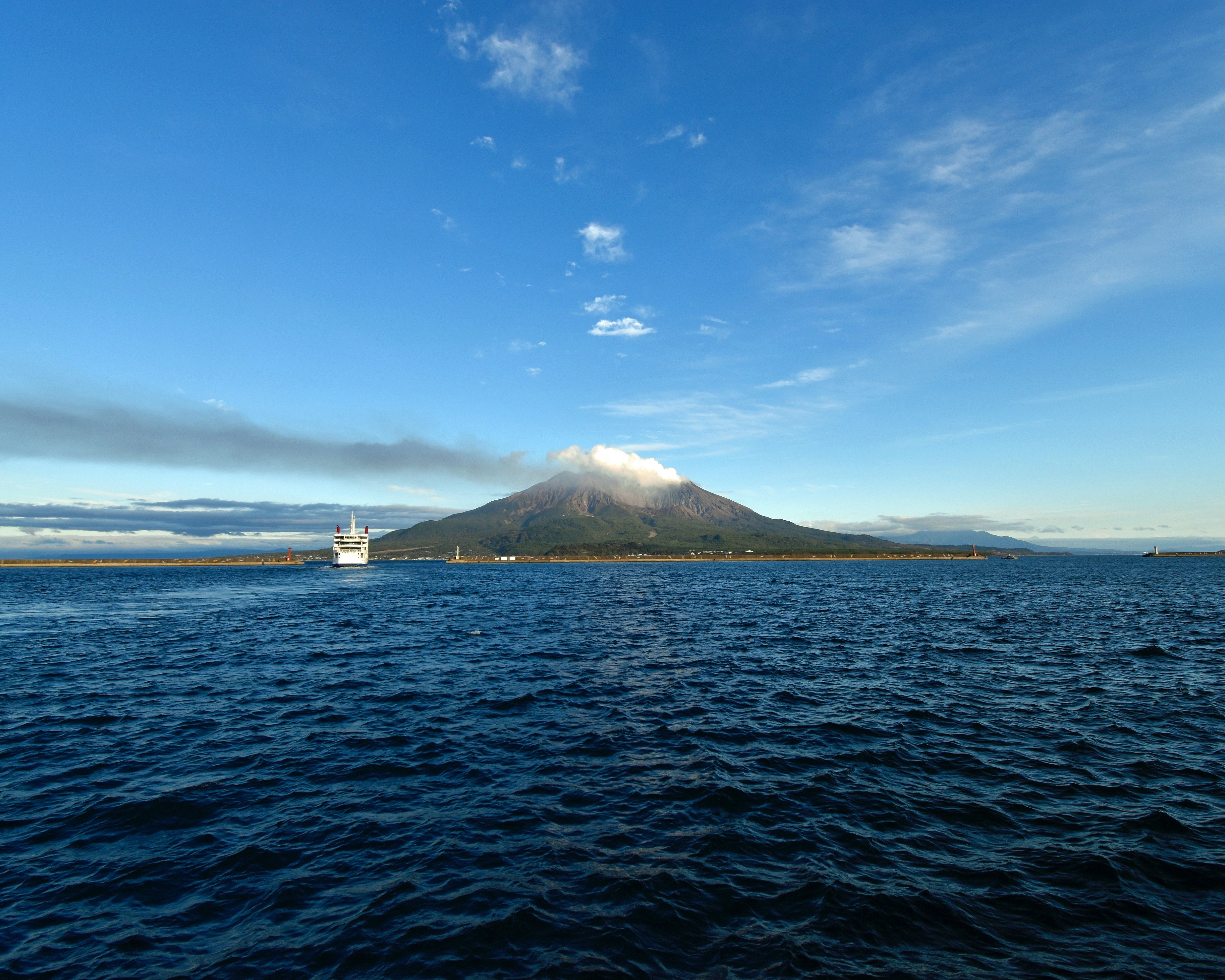 Un traghetto si lascia alle spalle il Sakurajima (un vulcano attivo, situato sull’omonima penisola della prefettura di Kagoshima).