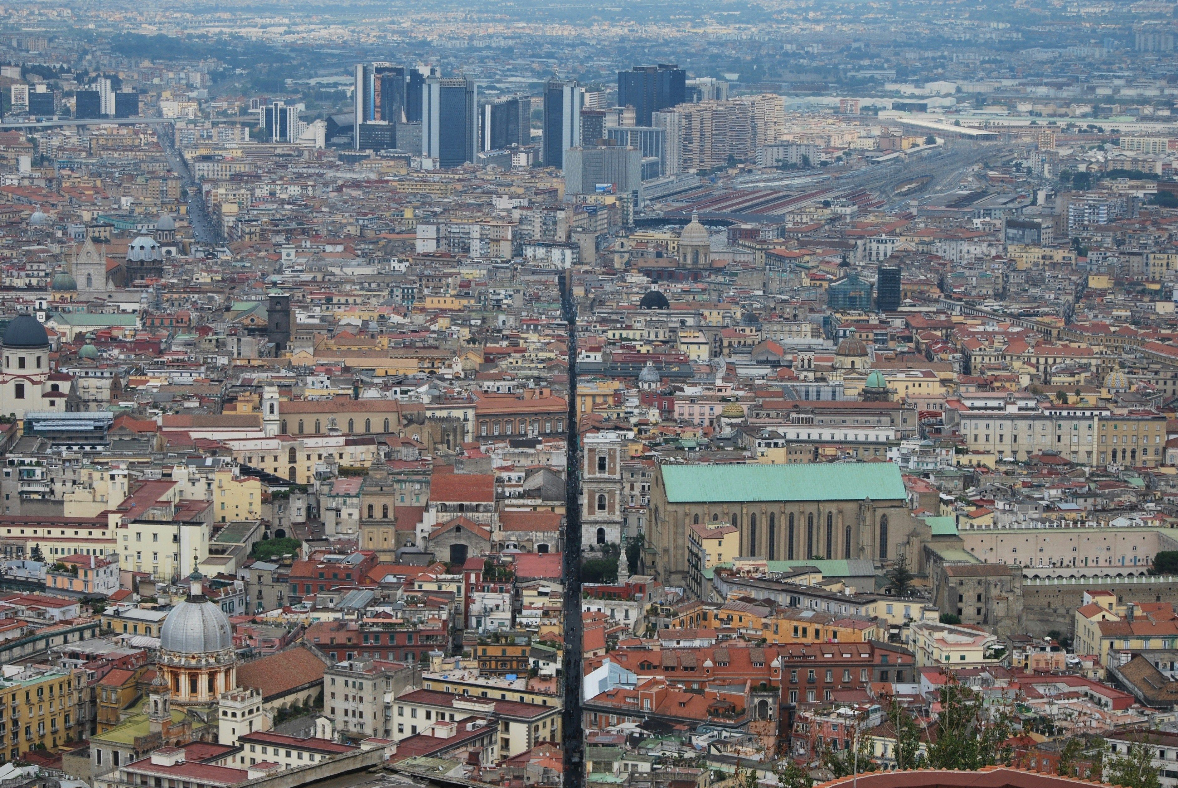 Veduta dall'alto di Spaccanapoli, nel centro storico di Napoli