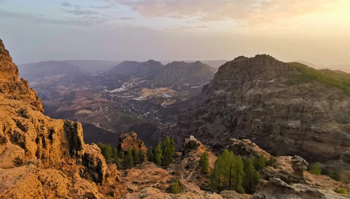 Paisaje montañoso del interior de Gran Canaria con valles y carreteras sinuosas