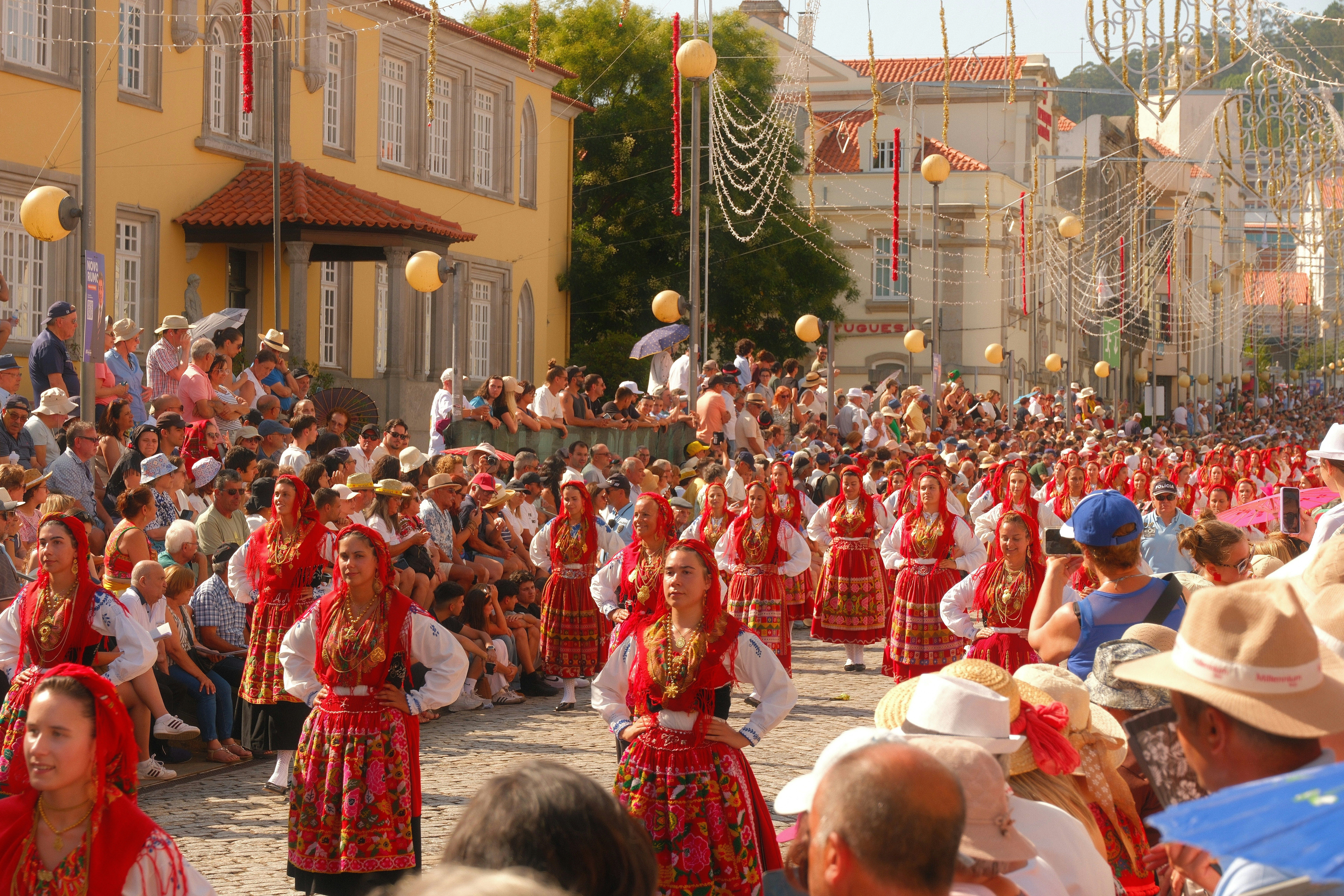 personnes defilant en costume traditionel dans la rue