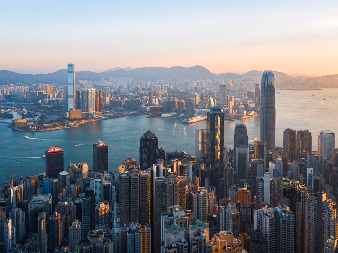 Een vogelperspectief van de skyline van Hongkong, genomen vanaf Victoria Peak, de hoogste heuvel van Hongkong.