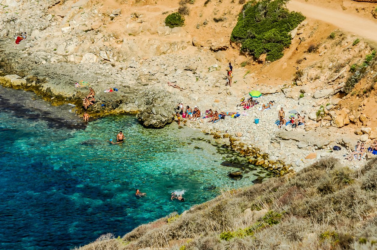 Un tuffo nel mare turchese delle Egadi, Sicilia.