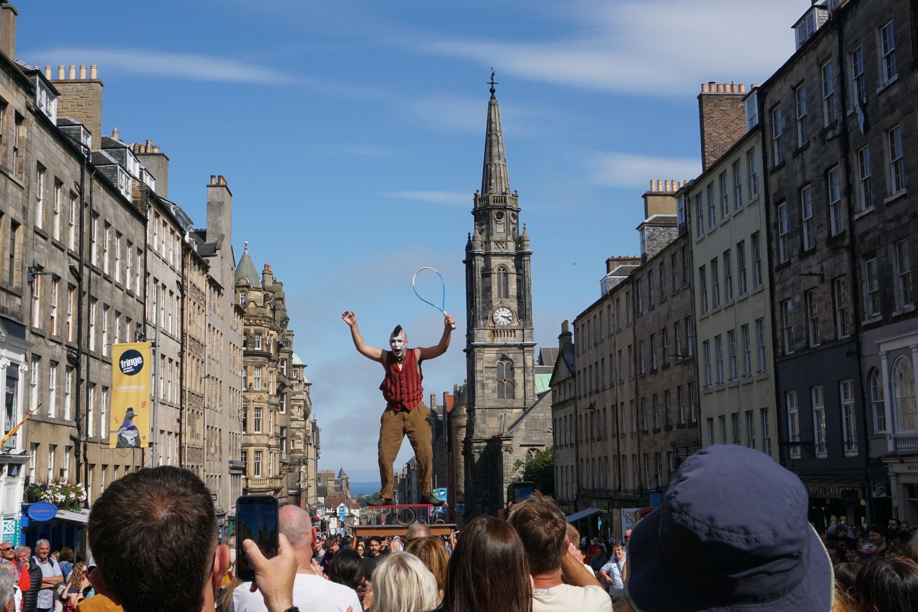 street performer on Royal Mile during Edinburgh Festival Fringe