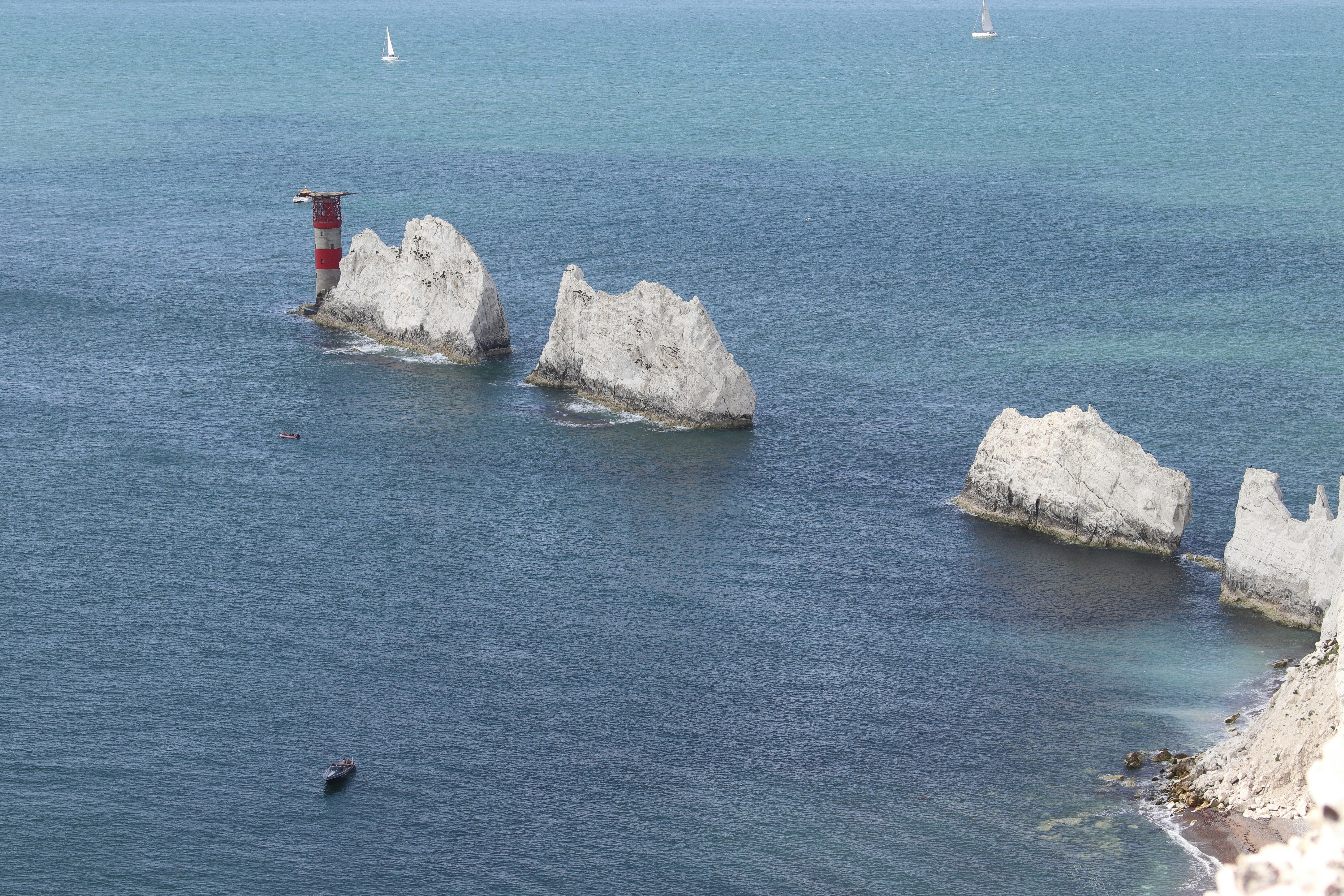 mer avec formation rocheuses blanches