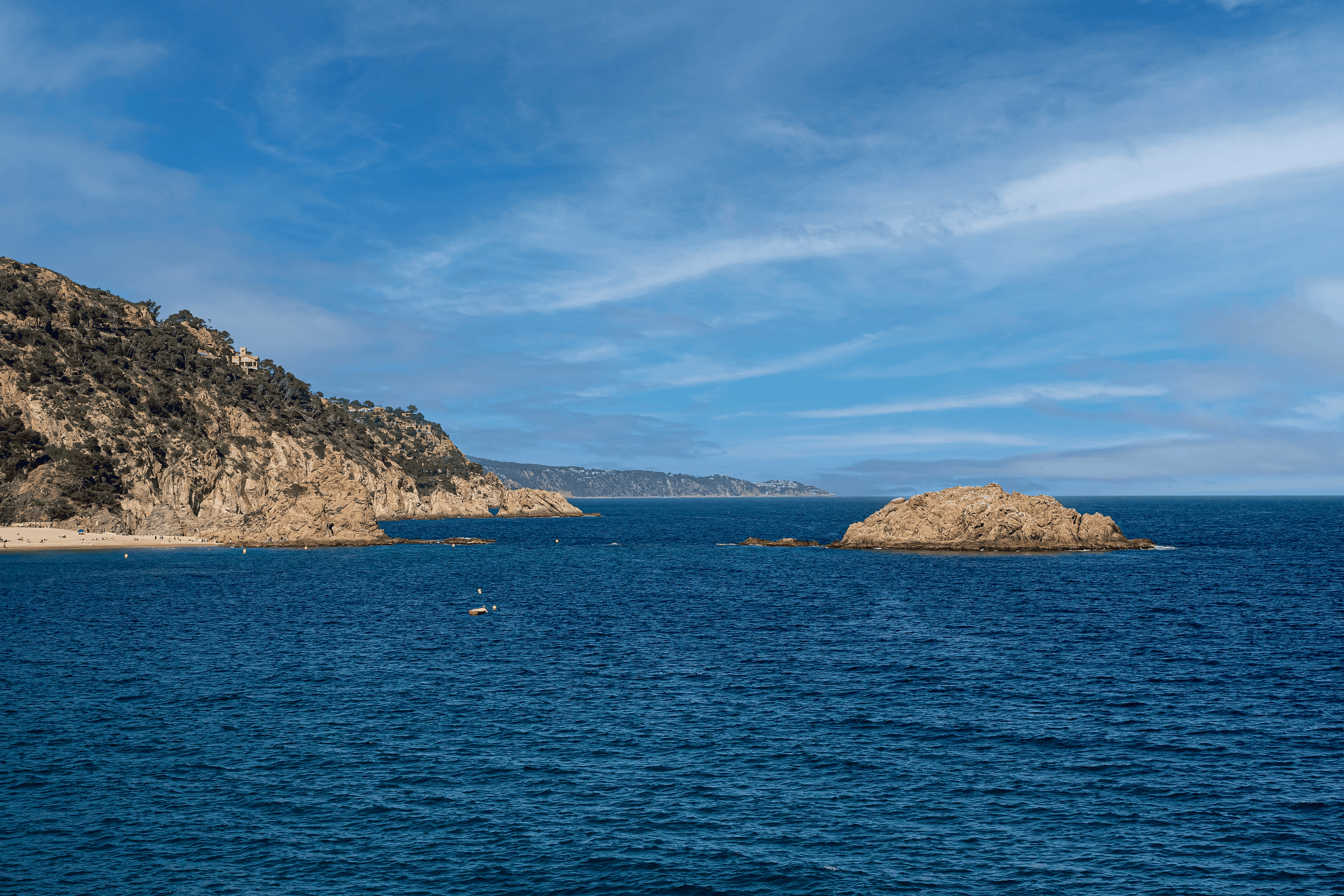 eau blue avec falaises et ilot