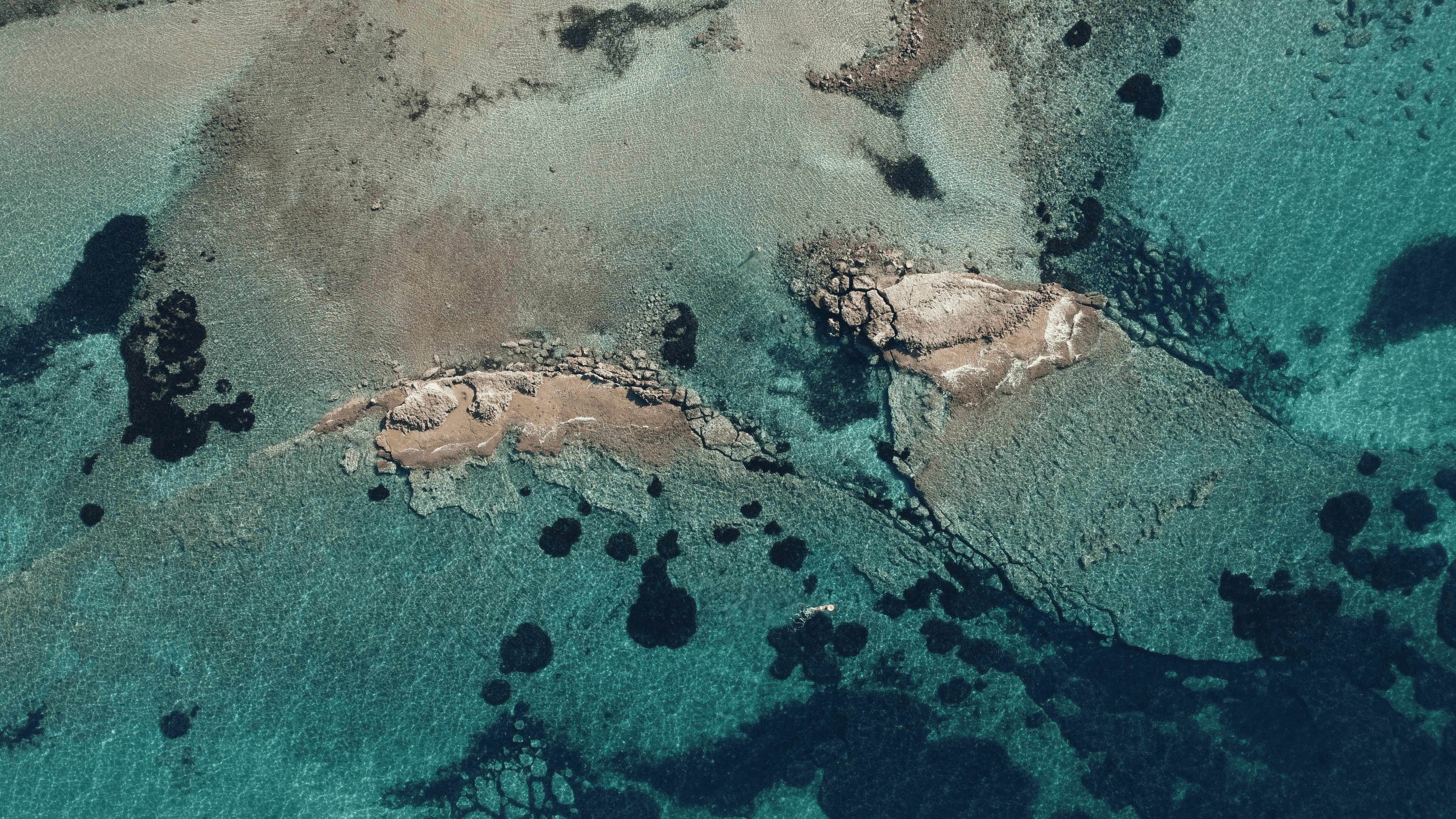 mer avec rochers et sable marin