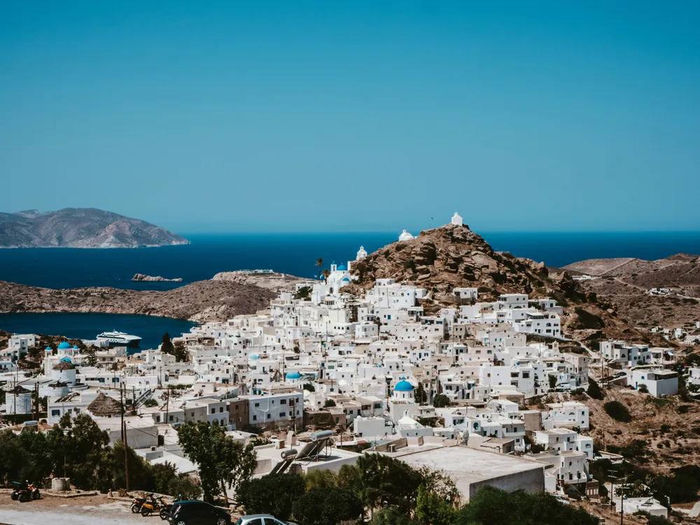 Vista panorámica de las casas blancas de Chora en Ios, con el mar de fondo