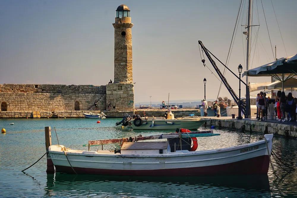 Barcos tradicionales en el puerto veneciano de Rethymno en Creta