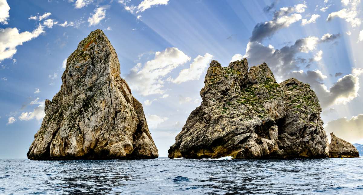 Islas Medas en la Costa Brava vistas desde el mar con formaciones rocosas