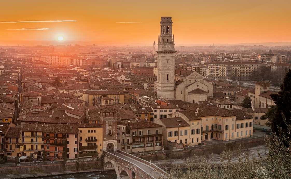 Vista de Verona al atardecer durante el invierno con el casco histórico iluminado