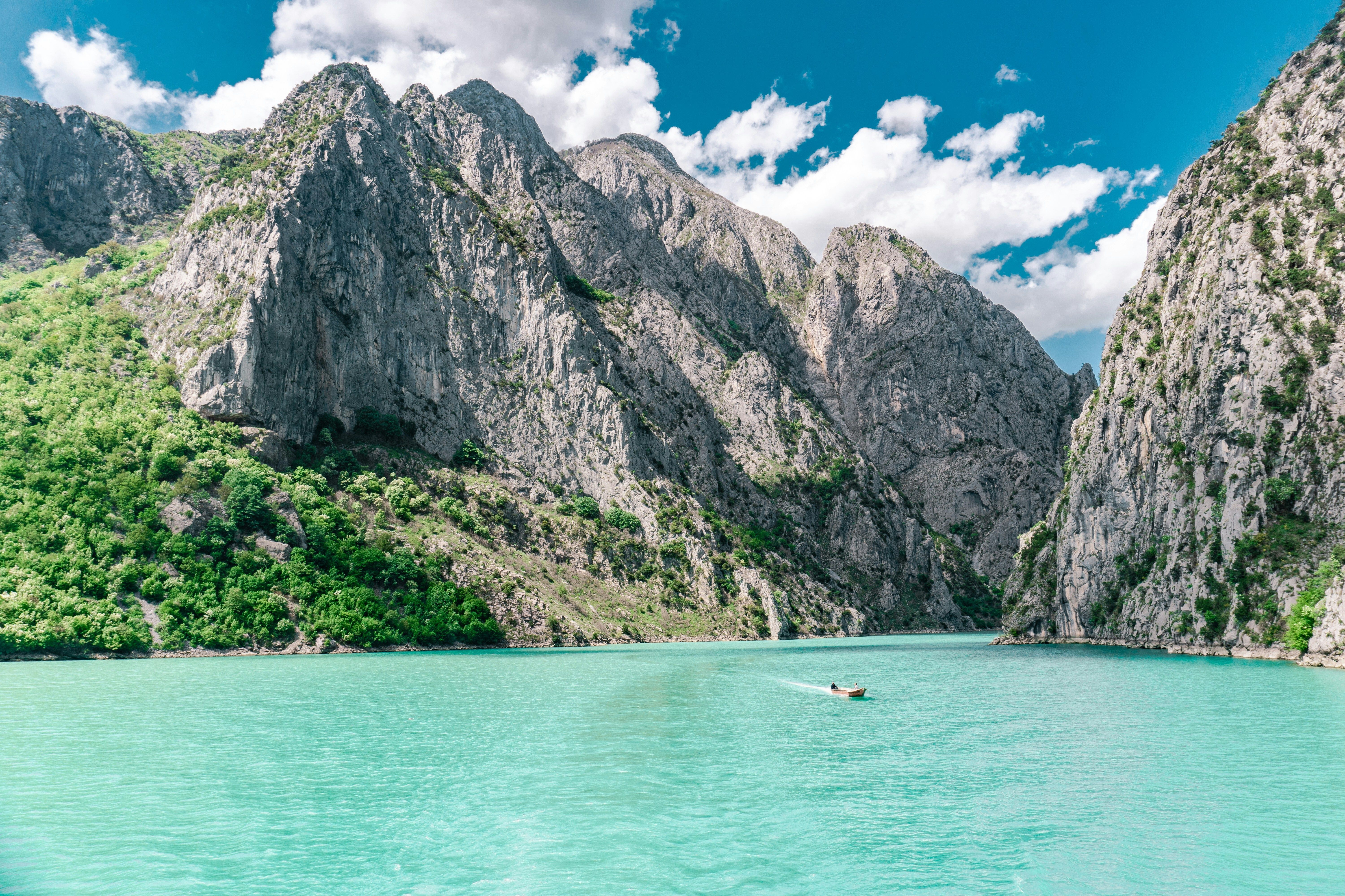 Barca a largo del lago Komani, Albania