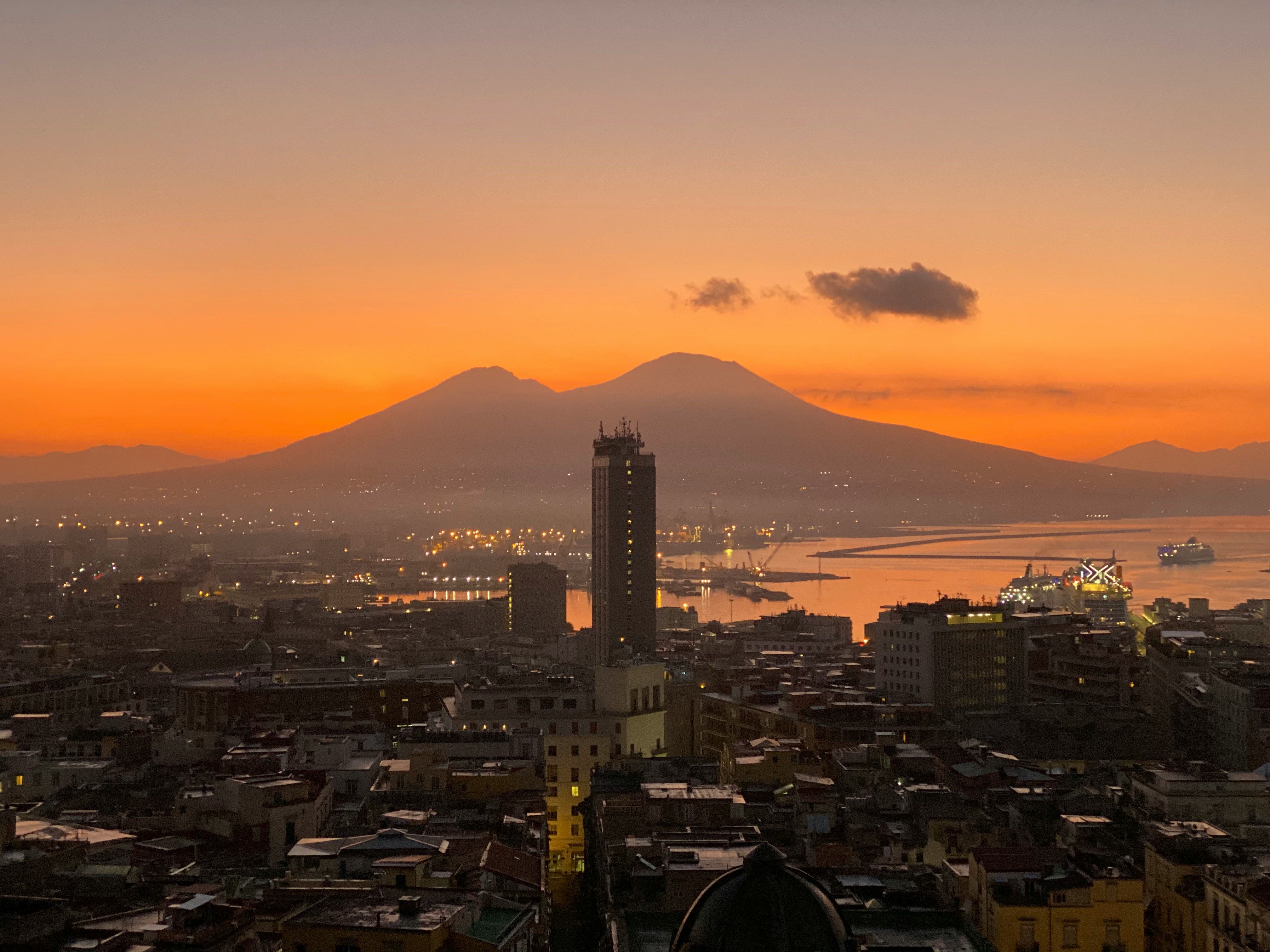 naples de nuit avec coucher de soleil sur le vesuve