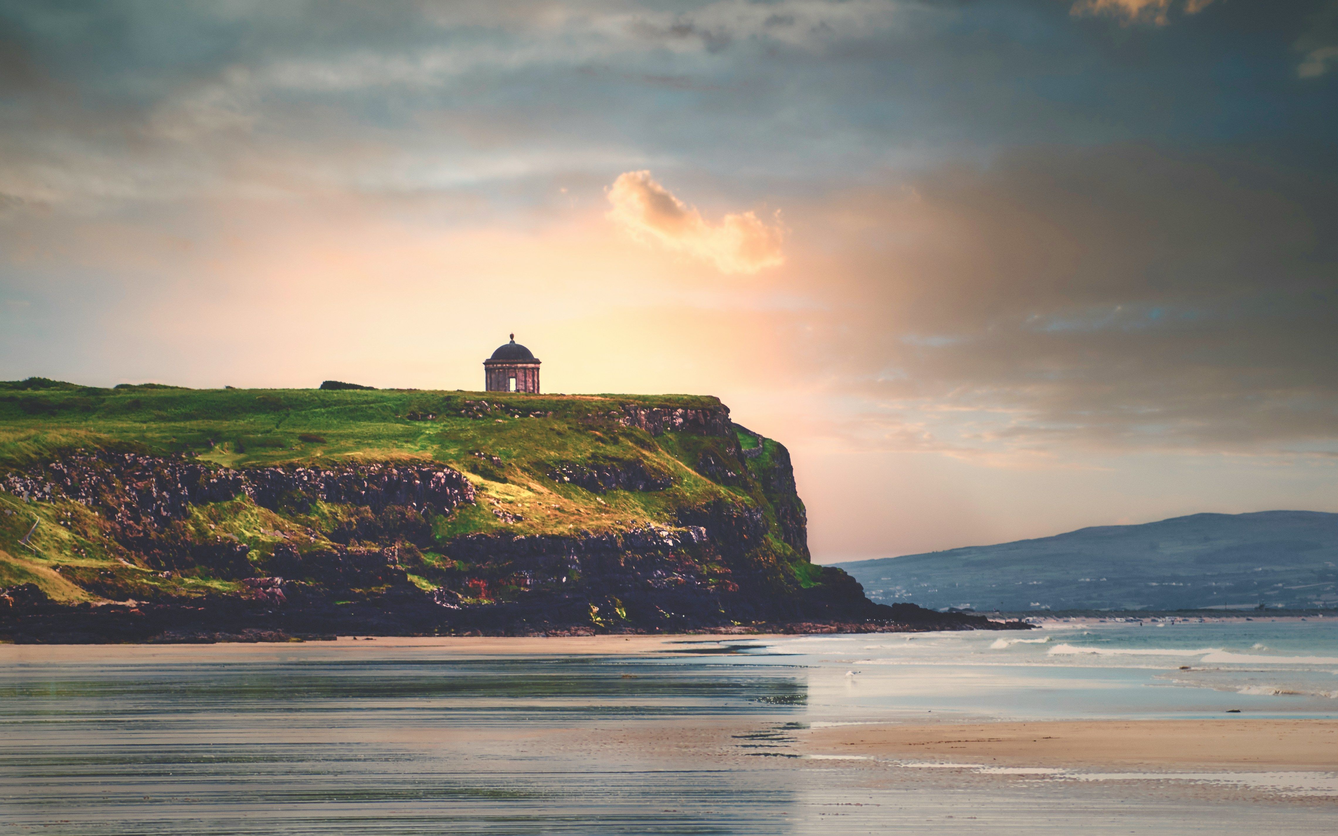 Der Mussenden-Tempel in Castlerock steht auf einem beeindruckenden Felsen, der ins Meer ragt.