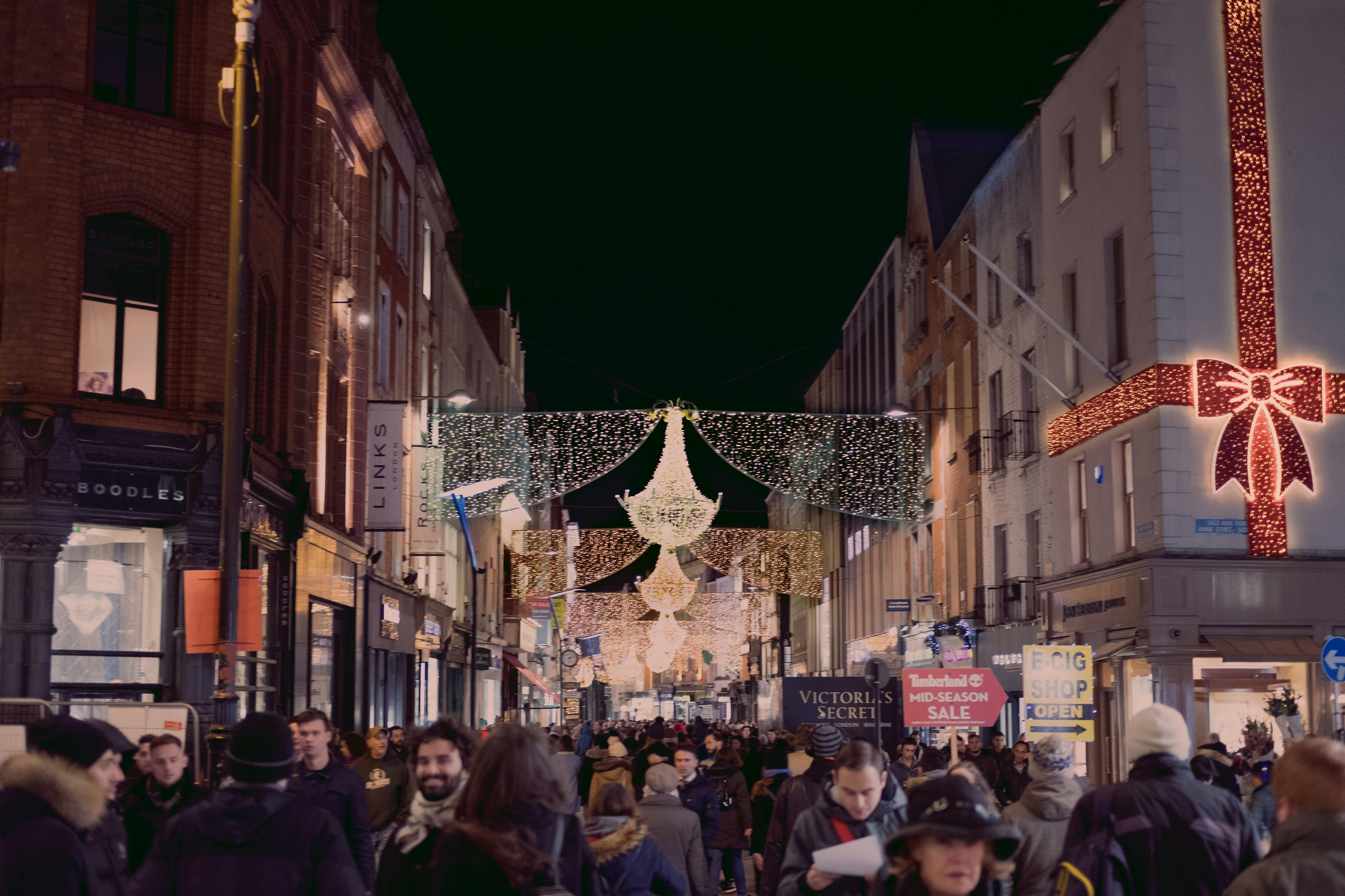 Grafton Street a Dublino illuminata con decorazioni festive.