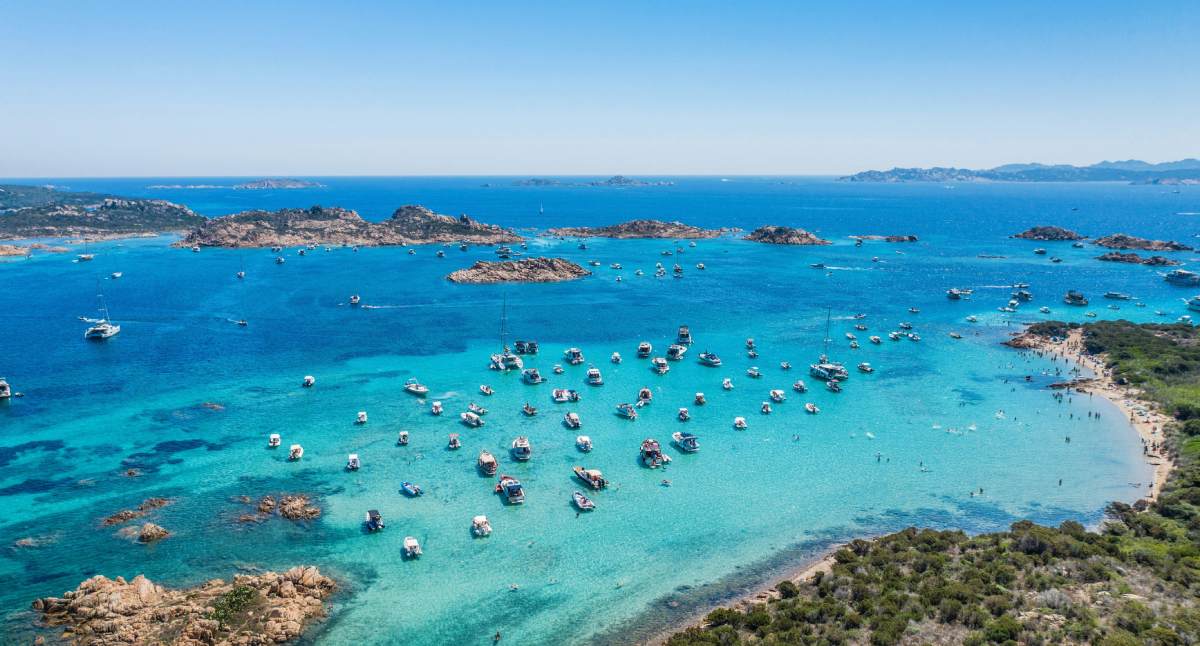 Vista aérea del archipiélago de La Maddalena, con aguas turquesas y barcos fondeados en el norte de Cerdeña.
