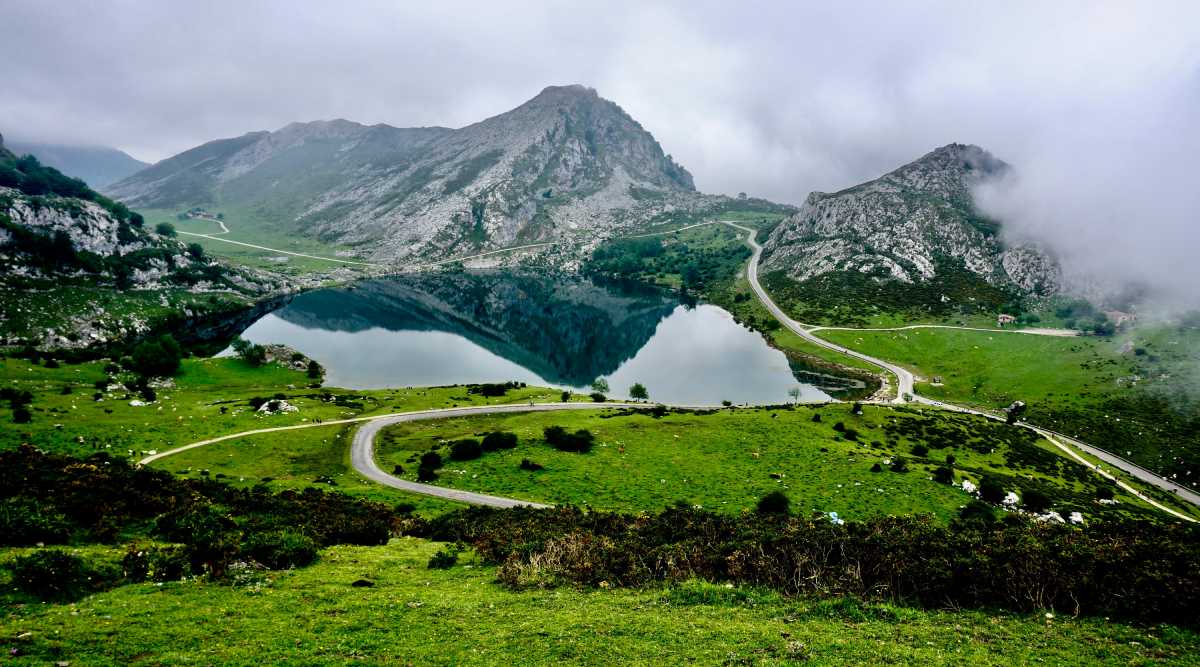 Los Lagos de Covadonga en los Picos de Europa reflejando las montañas en un día nublado de invierno.