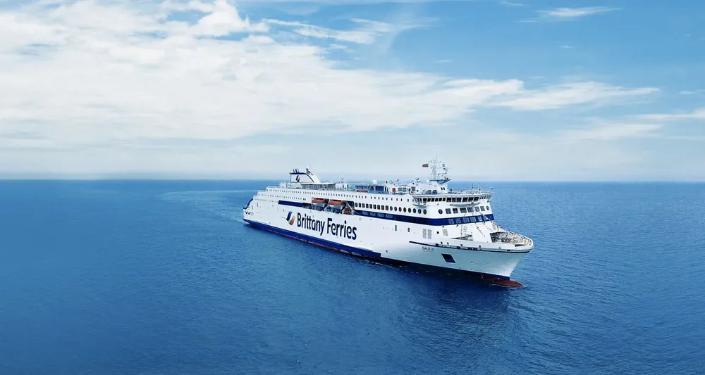 Brittany Ferries-schip dat op zee vaart