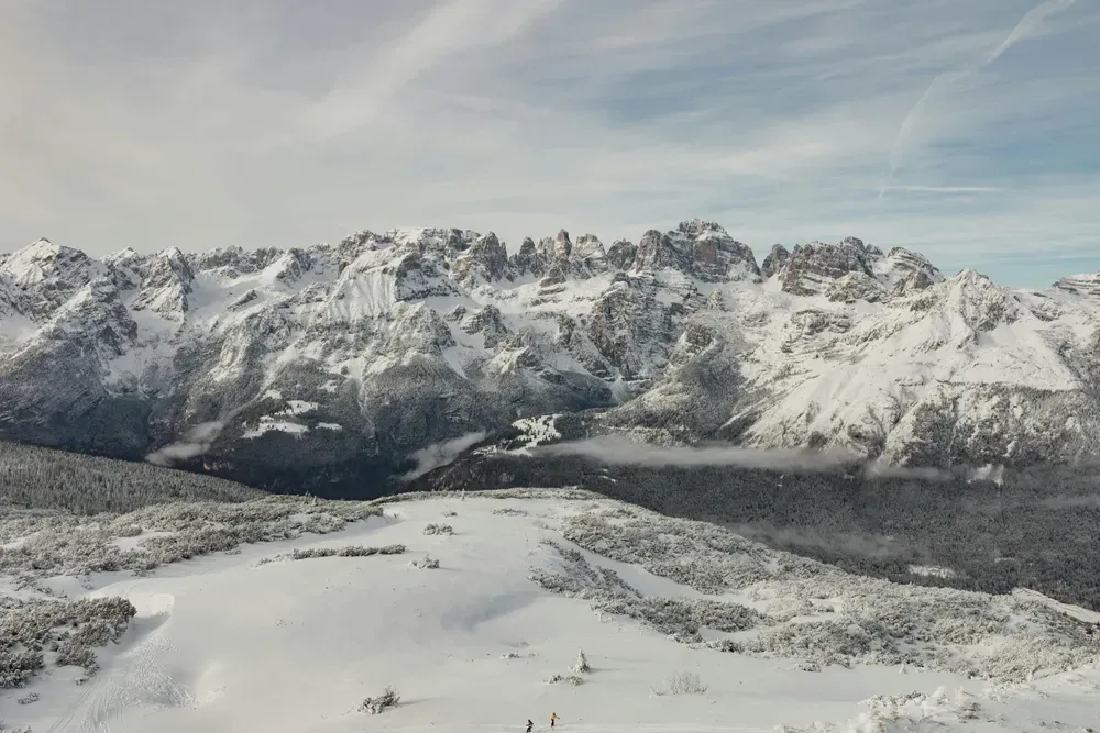 Skiërs tussen de met sneeuw bedekte bergtoppen van Trentino-Alto Adige