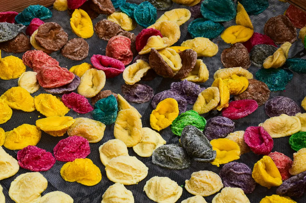 Vassoio di cappelletti colorati fatti a mano, Bari, Puglia.