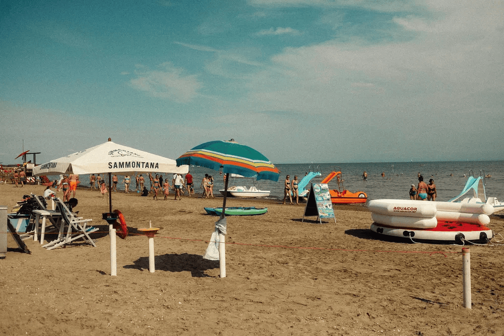 parasols et gens sur plage ensoleilee
