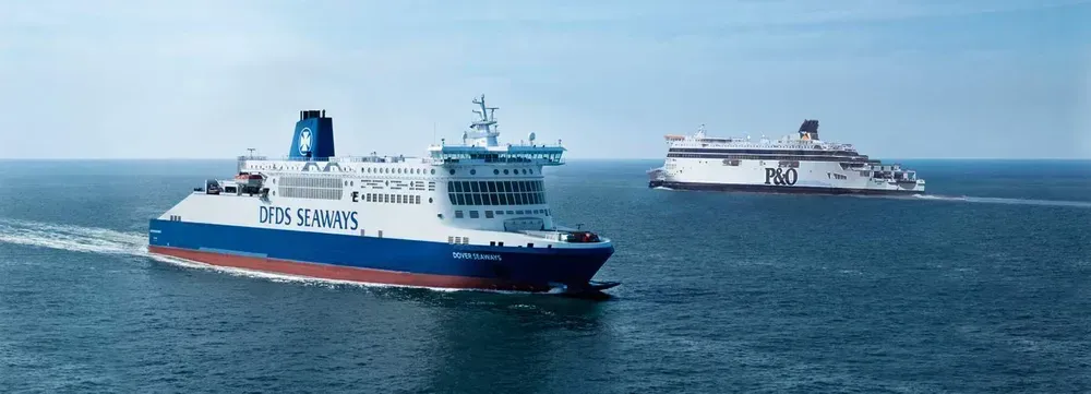 Op de open zee is een veerboot van DSDS Seaways te zien, iets erachter staat een veerboot van P&O.
