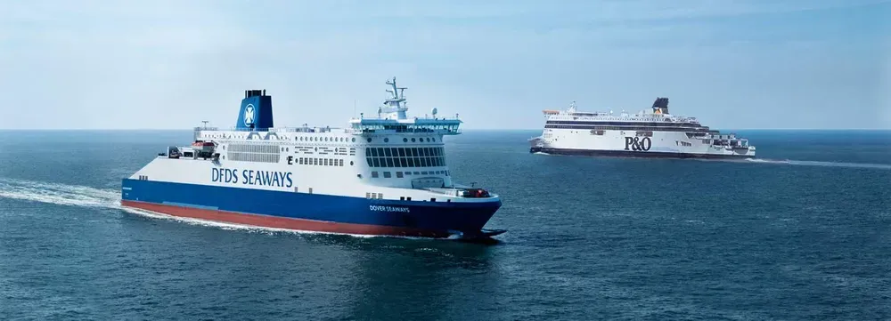 Auf dem offenen Meer sieht man eine Fähre von DSDS Seaways, leicht versetzt dahinter eine Fähre von P&O.