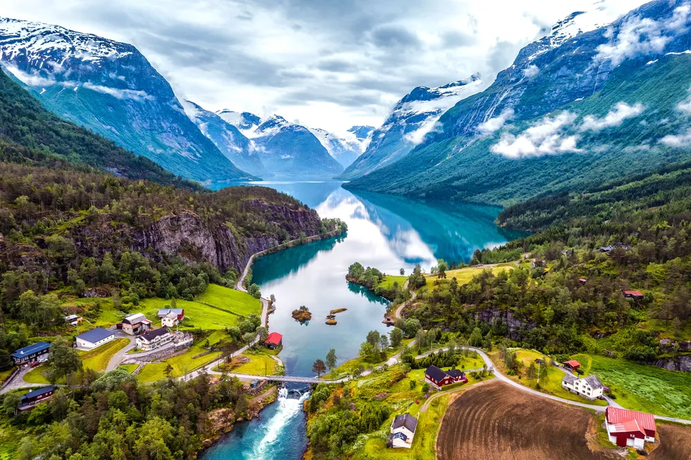 Fjord met turquoise water in de zon.