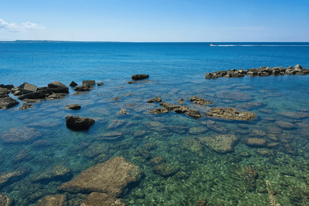 rochers dans la mer sous l'eau vue du dessus
