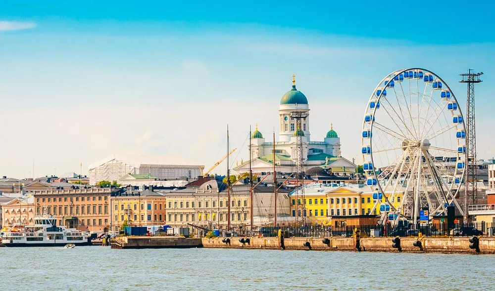 Een foto van de promenade van Helsinki met kleurrijke huizen en een reuzenrad.