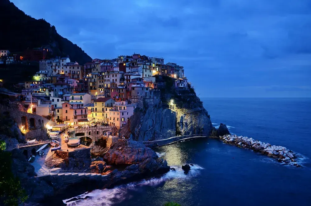 Manarola in de schemering, Cinque Terre (Ligurië)