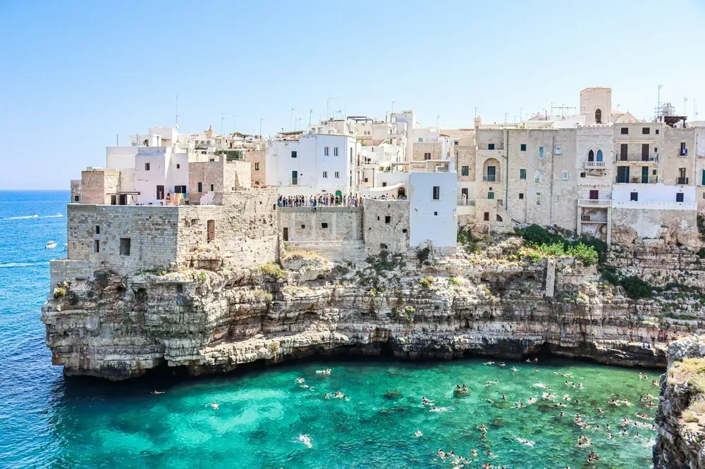 Een typisch beeld van Polignano a Mare (Puglia), een wit dorpje met uitzicht op zee.