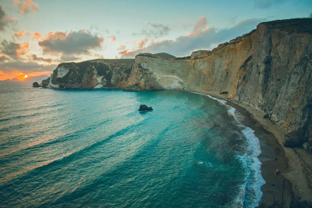 Scogliera a picco sul mare al tramonto, Ponza.