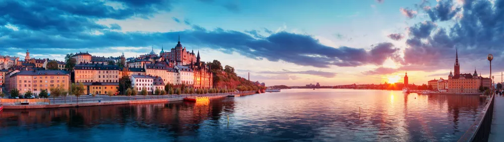 De historische promenade van Stockholm bij zonsondergang.