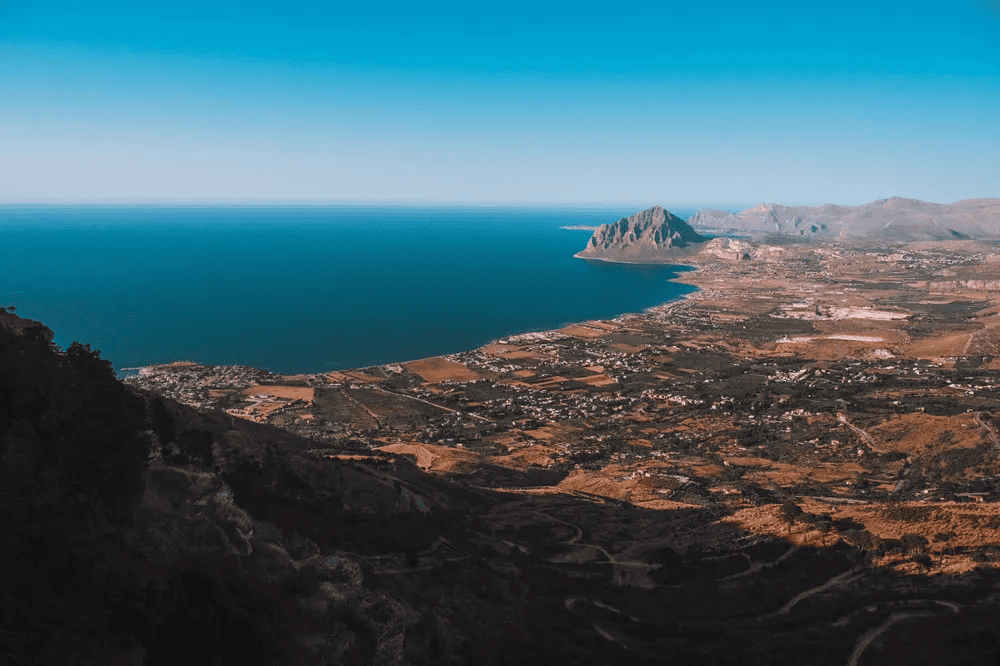 paysage cotier avec villages, montagnes et mer vue du haut