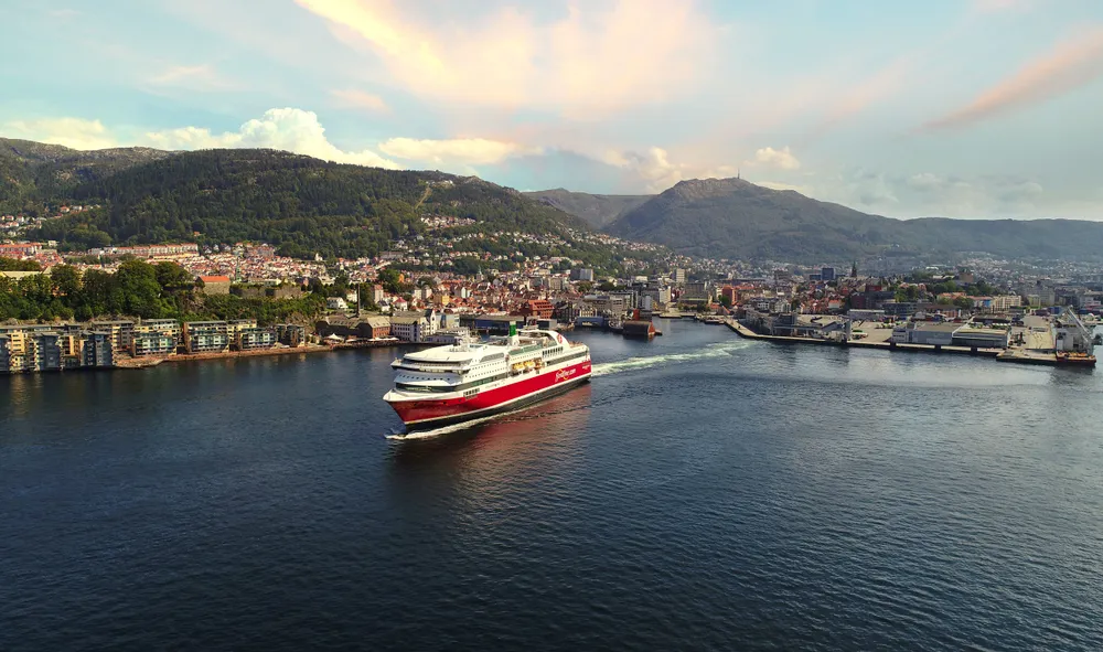 Das Schiff MS Stavangerfjord von Fjord Line verlässt den Hafen von Bergen in Norwegen.
