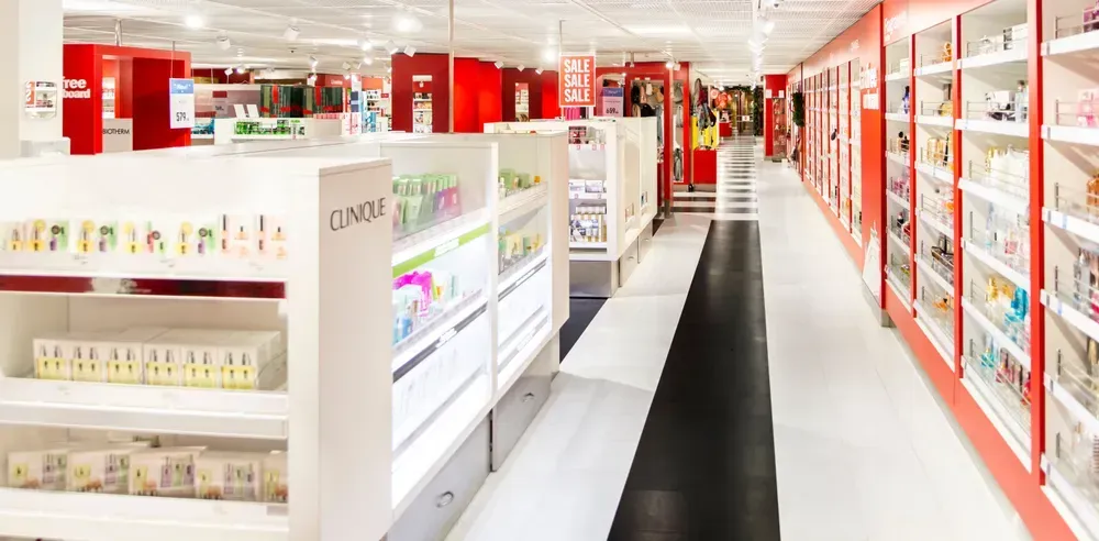 Een belastingvrije winkel op een veerboot, met een assortiment schoonheidsproducten. De winkel is licht en helder, in wit en rood.