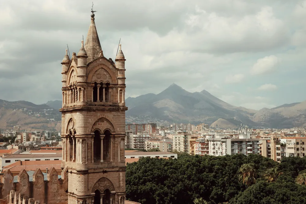 Der Turm der Kathedrale von Palermo ragt über dem Stadtbild empor.