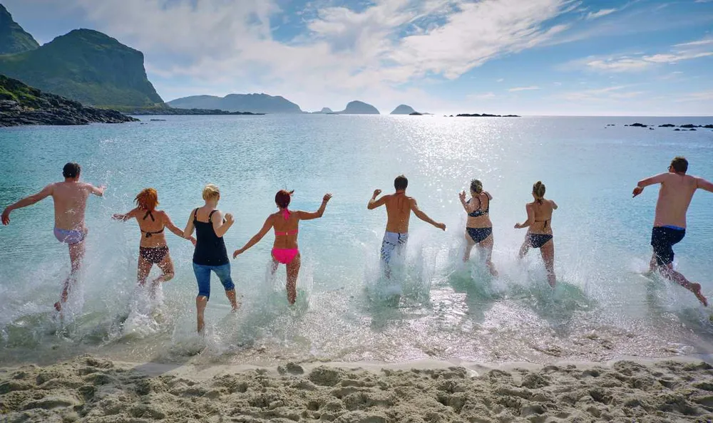grupo de amigos disfrutando en la playa durante unas vacaciones en Grecia