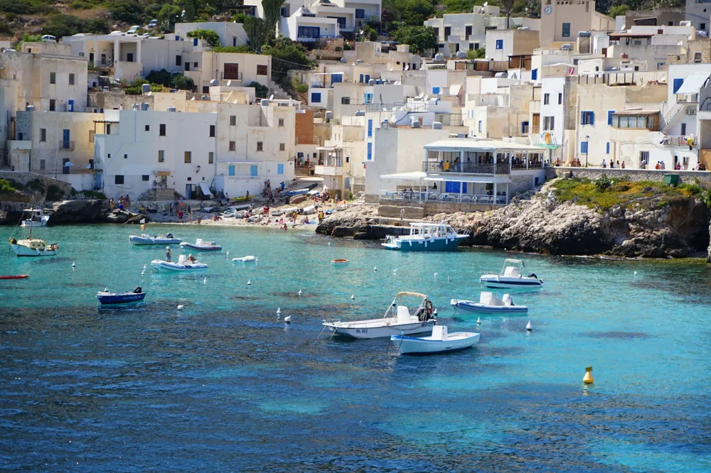 Borgo a picco sul mare, Levanzo.