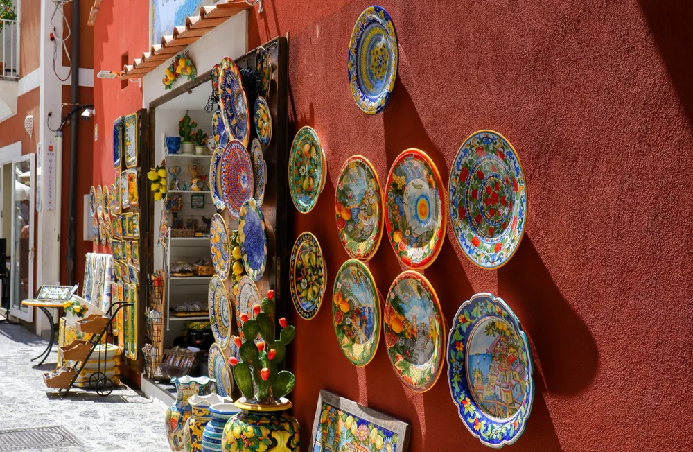 assiettes peintes sur mur rouge