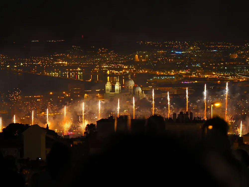 Über den Dächern von Marseille werden Feuerwerke gezündet.