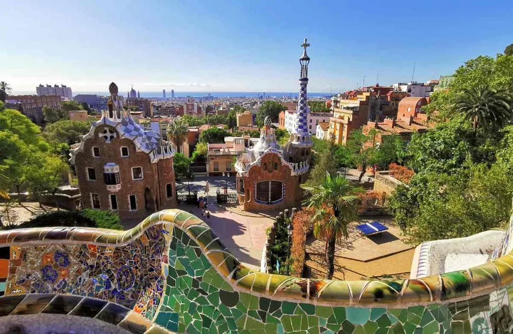 mosaique coloree avec batiments en style gaudi au fond