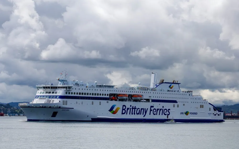 Ferry de Brittany Ferries navegando bajo un cielo nublado rumbo a la costa europea