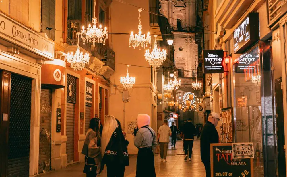 Calles del centro de Málaga decoradas con lámparas y luces navideñas durante diciembre.