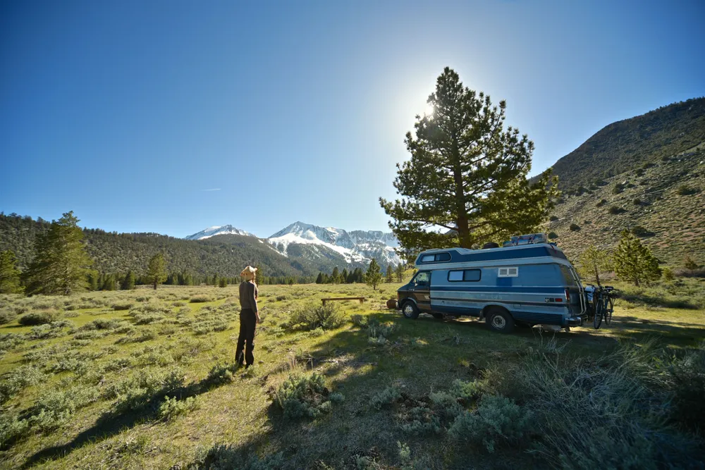 camping car sous arbre dans vallee voerdoyante