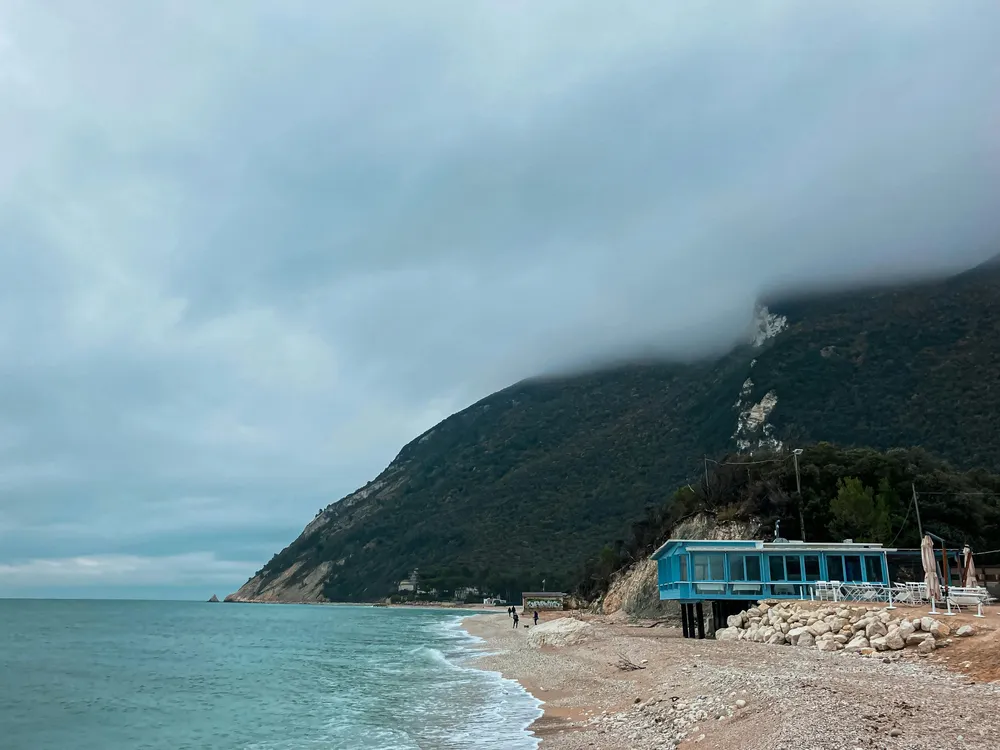 plage avec cabanon et falaises brumeuses